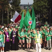 Dla każdego, kto choć raz dotarł na Jasną Górę, Maryja prędzej czy później staje się Mamą w niebie. 