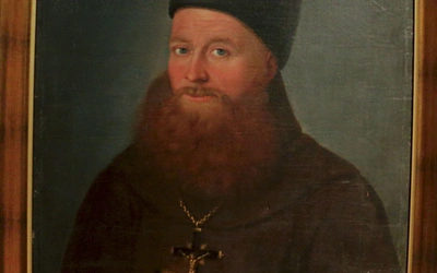 O. Mansweta Aulicha, franciszkańskiego misjonarza m.in. na Bliskim Wschodzie, pokazano w habicie oraz... z pistoletem i kindżałem za pasem.