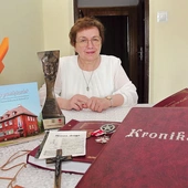 Krzyż, statuetka, foska, kroniki, broszury – to świadectwa życia wiarą pani Teresy.
