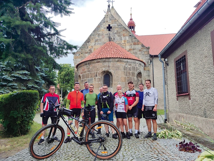  Postój w Wierzbnej, miejscowości związanej z krzeszowskimi cystersami.  