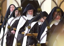  Karmelitanki podkreślają, że tworzą rodzinę sióstr wspomagającą się w wędrówce ku zjednoczeniu z Bogiem.