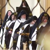  Karmelitanki podkreślają, że tworzą rodzinę sióstr wspomagającą się w wędrówce ku zjednoczeniu z Bogiem.