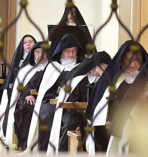  Karmelitanki podkreślają, że tworzą rodzinę sióstr wspomagającą się w wędrówce ku zjednoczeniu z Bogiem.