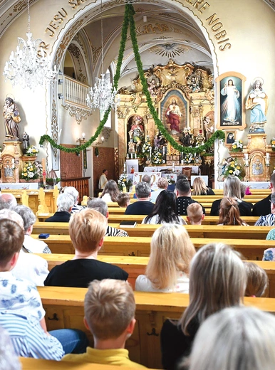 W oczekiwaniu na dziękczynną Mszę św. wierni odmówili modlitwę różańcową. 