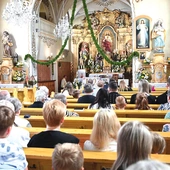 W oczekiwaniu na dziękczynną Mszę św. wierni odmówili modlitwę różańcową. 