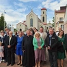  Uczestnicy spotkania na tle skarżyskiej Ostrej Bramy.