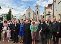  Uczestnicy spotkania na tle skarżyskiej Ostrej Bramy.