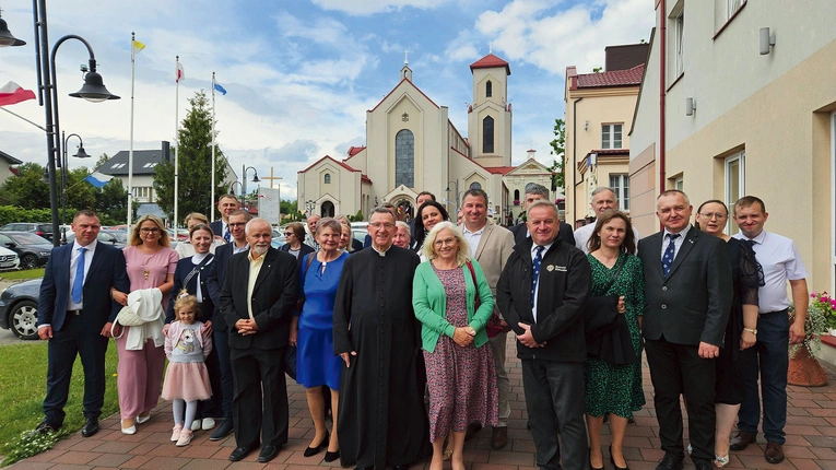  Uczestnicy spotkania na tle skarżyskiej Ostrej Bramy.