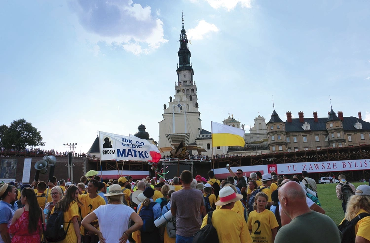 Pierwsze grupy na Jasną Górę wejdą ok. 15.00. 