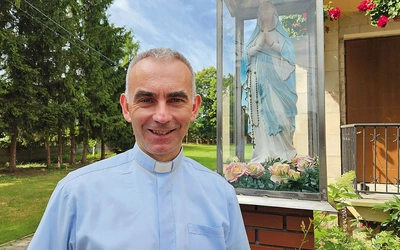 Nowy biskup pomocniczy przed figurą Niepokalanej w Magnuszewie.