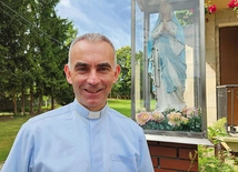 Nowy biskup pomocniczy przed figurą Niepokalanej w Magnuszewie.