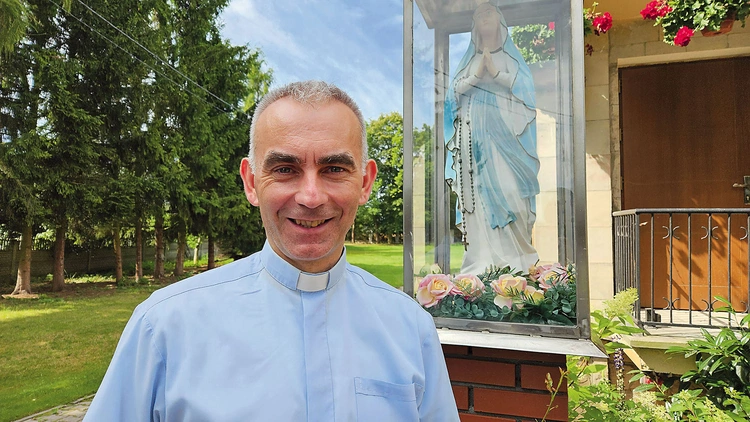 Nowy biskup pomocniczy przed figurą Niepokalanej w Magnuszewie.