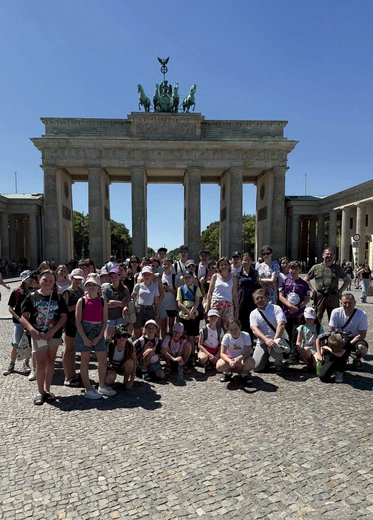 Uczestnicy wycieczki przed Bramą Brandenburską w Berlinie.