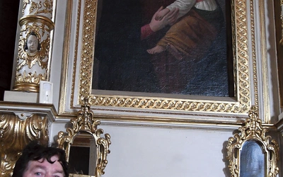 Kolumny rzeźbione w ołtarzu Matki Bożej Chynowskiej pochodzą z okresu późnego renesansu. Obraz Madonny z Dzieciątkiem jest w stylu włoskim. Maryję bardzo kocha Ewa Walkiewicz.