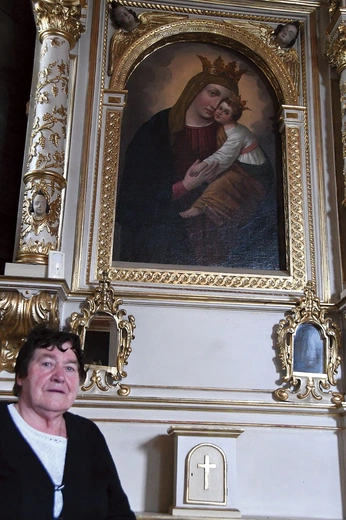 Kolumny rzeźbione w ołtarzu Matki Bożej Chynowskiej pochodzą z okresu późnego renesansu. Obraz Madonny z Dzieciątkiem jest w stylu włoskim. Maryję bardzo kocha Ewa Walkiewicz.