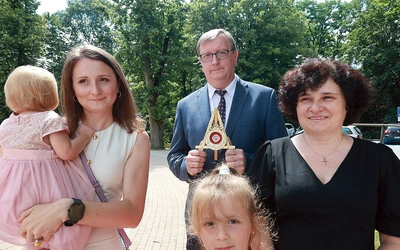 Relikwiarz wniosła do świątyni rodzina Adamskich. 