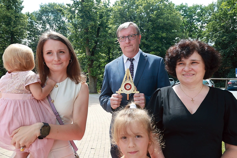 Relikwiarz wniosła do świątyni rodzina Adamskich. 