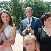 Relikwiarz wniosła do świątyni rodzina Adamskich. 