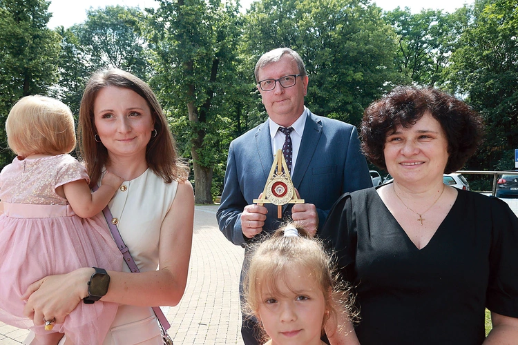 Relikwiarz wniosła do świątyni rodzina Adamskich. 