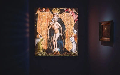 Uwagę przyciąga reprodukcja Pietas Domini, środkowy obraz retabulum Trójcy Świętej bractwa św. Jerzego z poł. XV w. Do wybuchu II wojny światowej ołtarz znajdował się w kościele Mariackim w Gdańsku. W czasie wojny został zdemontowany i wywieziony przez Niemców, a w 1999 roku zidentyfikowany w Berlinie. W wyniku negocjacji zwrócił go Kościół ewangelicki bezpośrednio do parafii bazyliki Mariackiej w Gdańsku. 