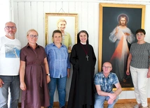 W spotkaniu wzięło udział 170 osób, w tym członkowie kół z parafii w Borzęcinie Dużym pod Warszawą. Podjęła ich 19 lipca s. Marietta Kruszewska ZSJM, założycielka i propagatorka kół koronkowych, której pomagali członkowie kół z Ostrówka.