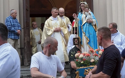 Po Mszy św. odbyła się procesja wokół kościoła z figurą Maryi. Proboszcz o. Krzysztof Piskorz OCD zaprasza w 3. soboty miesiąca (prócz lipca) na Msze św. o 11.30 oraz nabożeństwa z podobnymi procesjami i spotkania dla czcicieli patronki zakonu.