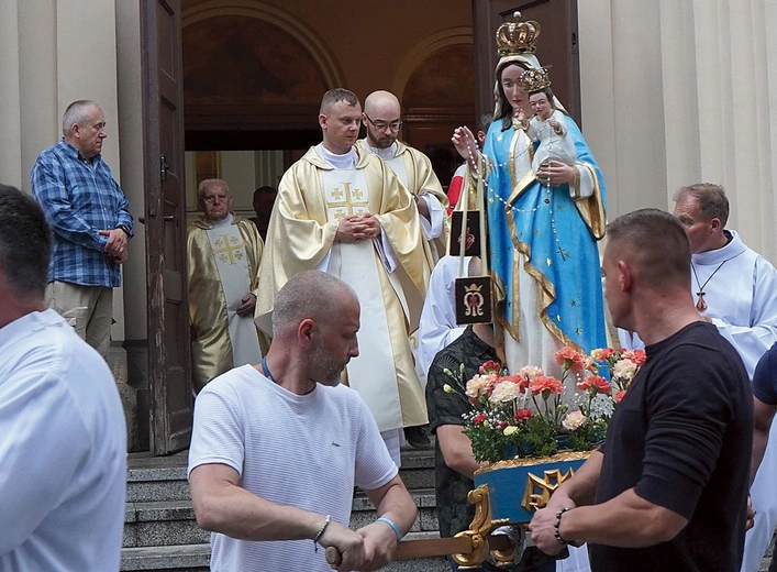 Po Mszy św. odbyła się procesja wokół kościoła z figurą Maryi. Proboszcz o. Krzysztof Piskorz OCD zaprasza w 3. soboty miesiąca (prócz lipca) na Msze św. o 11.30 oraz nabożeństwa z podobnymi procesjami i spotkania dla czcicieli patronki zakonu.