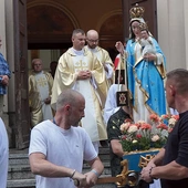 Po Mszy św. odbyła się procesja wokół kościoła z figurą Maryi. Proboszcz o. Krzysztof Piskorz OCD zaprasza w 3. soboty miesiąca (prócz lipca) na Msze św. o 11.30 oraz nabożeństwa z podobnymi procesjami i spotkania dla czcicieli patronki zakonu.