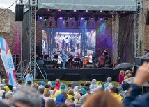 Spotkania odbywają się niezależnie od pogody. Koncert w Inowłodzu udowodnił, że nawet deszcz nie przeszkadza w słuchaniu dobrej muzyki.