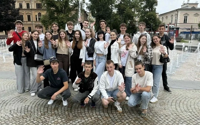 Młodzi z daleka w domu Jana Pawła II