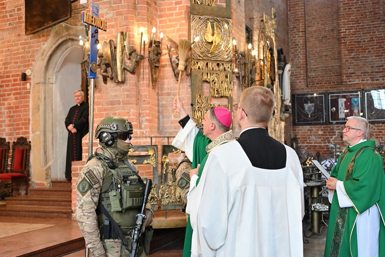 Policyjny krzyż w Bursztynowym Ołtarzu Ojczyzny