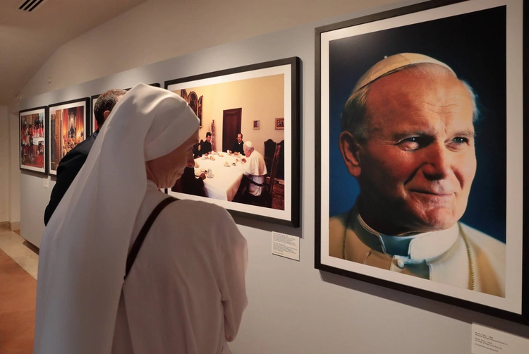 Włosi oddają hołd pamięci Jana Pawła II - niezwykła wystawa w Rzymie