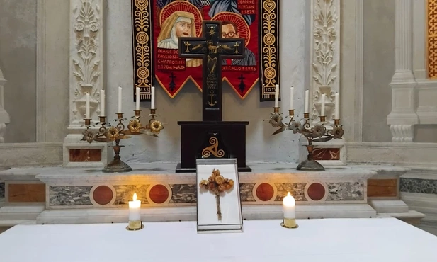 Krzyż z nieśmiertelników