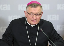 Bp Krzysztof Zadarko, delegat KEP ds. imigracji: W rozmowie o migrantach kierujmy się faktami, nie emocjami