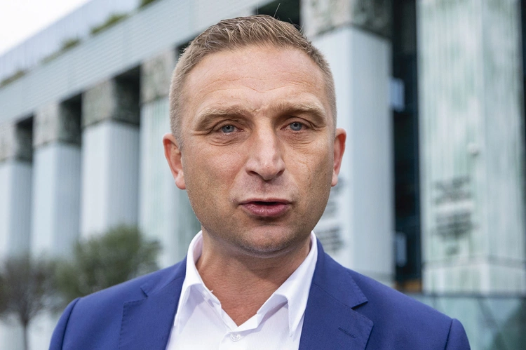 Robert Bąkiewicz – w latach 2017–2023 prezes Stowarzyszenia Marsz Niepodległości, Stowarzyszenia Roty Niepodległości, założyciel i szef organizacji Straż Narodowa. 