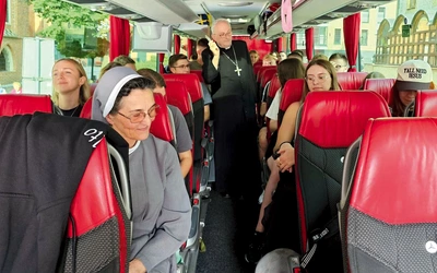 Duszpasterz diecezji elbląskiej pobłogosławił wyruszających pielgrzymów.