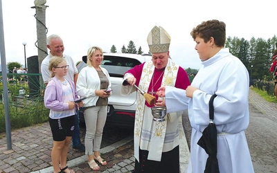 Po Mszy bp P. Greger pobłogosławił kierowców i ich auta.