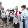 Po Mszy bp P. Greger pobłogosławił kierowców i ich auta.