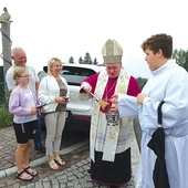 Po Mszy bp P. Greger pobłogosławił kierowców i ich auta.