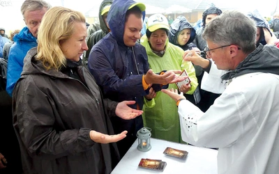 Namaszczenie rychwałdzkim olejkiem radości  to tradycja EwB. 