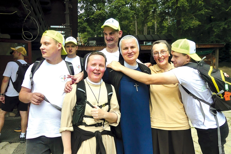 Chłopcy  ze Skoczowa z siostrami  (od lewej: Albertą, Honoratą i Jadwigą) na Przegibku. 