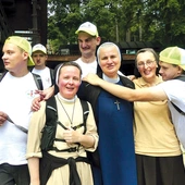 Chłopcy  ze Skoczowa z siostrami  (od lewej: Albertą, Honoratą i Jadwigą) na Przegibku. 