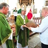 W darach piekarze przynieśli  na ołtarz piękne bochny.