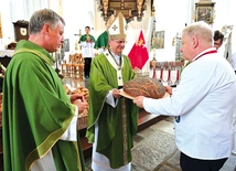 W darach piekarze przynieśli  na ołtarz piękne bochny.