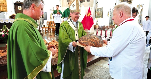 W darach piekarze przynieśli  na ołtarz piękne bochny.