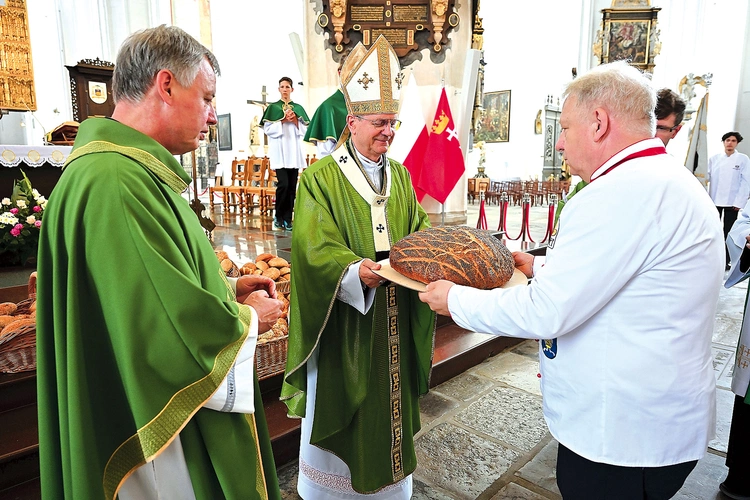W darach piekarze przynieśli  na ołtarz piękne bochny.