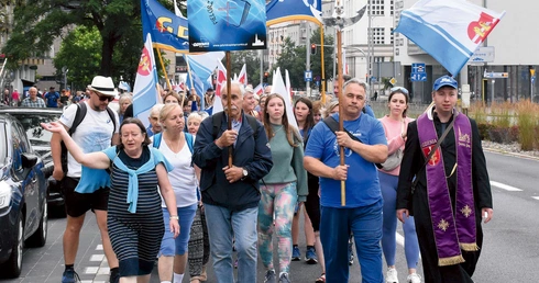 – Ważne jest, żeby to sobie nieustannie w czasie naszego pielgrzymowania uświadamiać, że jestem obdarowany, że Bóg daje mi kolejny dzień życia, że On daje mi łaskę – przypomniał pątnikom bp Przyborek.