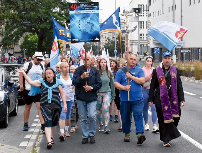 – Ważne jest, żeby to sobie nieustannie w czasie naszego pielgrzymowania uświadamiać, że jestem obdarowany, że Bóg daje mi kolejny dzień życia, że On daje mi łaskę – przypomniał pątnikom bp Przyborek.