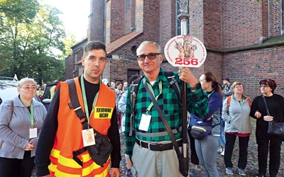  Piotr Szydło  (po lewej)  chodzi na Górę Świętej Anny  od dziecka, jego żona też pielgrzymuje. Wszystkie informacje  i zapisy  na 258. GŚP (15–18 sierpnia) – FB: naswanne. Zgłoszenia stacjonarne w kaplicy św. Jadwigi przy kościele Wszystkich Świętych  w Gliwicach:  3 i 10 sierpnia  od 8.00 do 13.00; 14 sierpnia  od 18.00  do 20.00. 