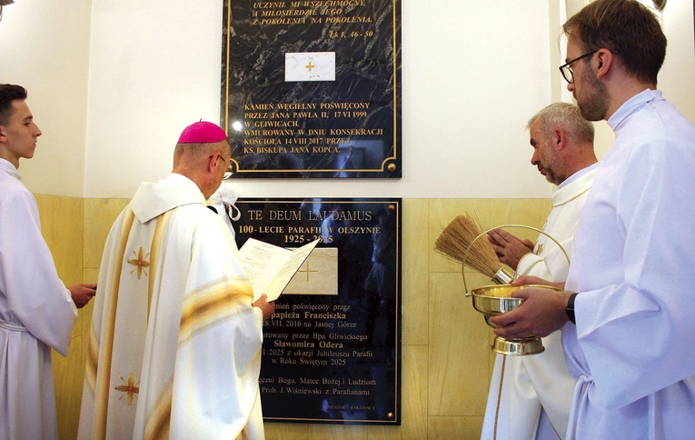 Biskup gliwicki pobłogosławił tablicę pamiątkową z okazji 100-lecia parafii. 